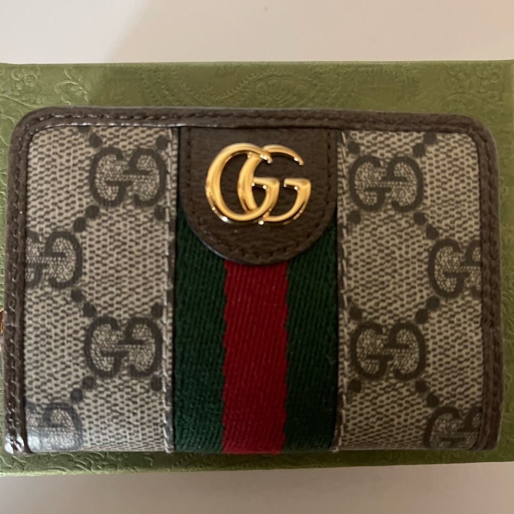 BRAND NEW Gucci card set with double G. Can be used as a credit card holder.